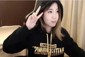 曾与呆妹并列吃鸡一姐，如今带老公直播自己却因发福不敢上镜图片