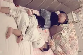 “佛系夫妻”睡姿火了，夫妻恩爱孩子随意睡，网友：孩子是意外图片