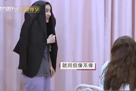 吴昕夸张模仿李维嘉，缩肩皱鼻毫无顾忌，果然是“亲兄妹”图片