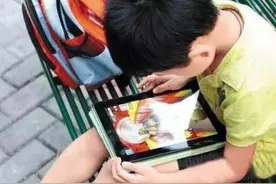6岁男孩痴迷游戏，眼珠逐渐“消失”，医生叹息：想要恢复很难图片