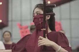 面纱半掩真神秘！凭二胡火爆海外的她，难道是下一个“李子柒”？图片