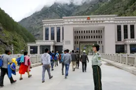 中国4000吨盾构机，又火了！拦腰挖穿喜马拉雅，铁路直通尼泊尔图片