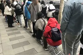 为一杯奶茶排队千米，排队的人兴奋，过路的人疑惑图片