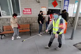 探访：郑州恢复机动车审车业务，有车主早上七点就到检测站排队图片