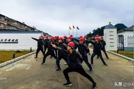 30岁赚到1千亿，公司保安每月工资过万，他还买下30辆豪车送员工图片
