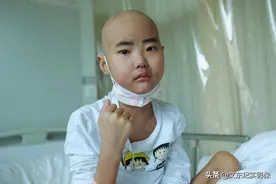 3岁“硬核”萌娃，用行动诠释手足情深，感动众人图片