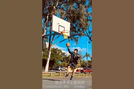 动起来！周杰伦户外打篮球秀上篮技巧，戴墨镜扮酷耍帅图片