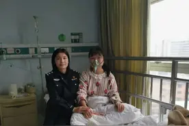 95后警花狂爬23楼救人，母校为她点赞图片