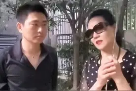 30岁小伙抱走56岁大妈，是真爱还是各需所求，婚姻能维持多久图片