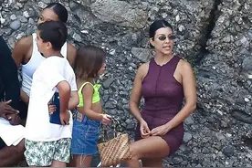 卡戴珊家大姐考特尼·卡戴珊携女儿在意大利波托菲诺海边度假图片