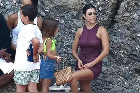 卡戴珊家大姐考特尼·卡戴珊携女儿在意大利波托菲诺海边度假图片
