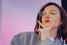 宋祖儿化身摩登女郎，嘴巴嘟嘟卖萌，好身材演绎百变造型图片