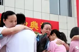 漯河一中学举行毕业典礼，师生们相拥而泣，难舍难分图片