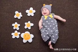 宝宝从床上掉下来怎么办？爸妈不要慌！图片