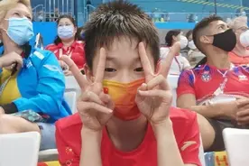 全红婵有多可爱？忘拿参赛证太迷糊，品尝西北美食，不忘装苹果图片