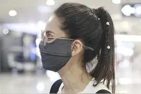 李若彤自律不说还会穿，背带裤配高马尾，54岁活力满满不输小姑娘图片
