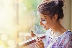 情感心理：从细节察觉女人的爱慕之心，6种行为帮助你做出判定图片