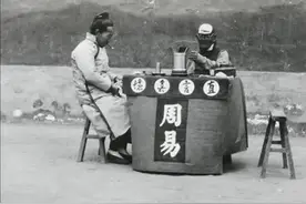 清末老照片，算命先生在街头求温饱，抚琴女子凝眉托腮惹人怜图片