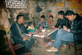13岁男孩“养着”5个孩子，记者采访时落泪，哭喊：我也没办法啊图片