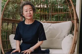 韩国文体部授予演员尹汝贞金冠文化勋章图片