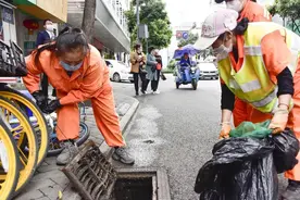 锦江区综合执法局：开展雨水篦子拉网式清理 确保雨季排水畅通图片