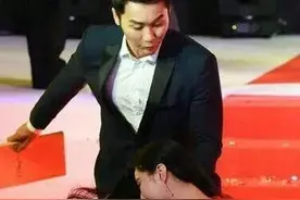 当红女明星摔倒的瞬间，高跟鞋说:“俺不是故意的！！！”图片