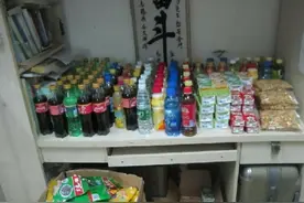 导员突击查寝，进门忍不住笑，宿舍中还有这般“卧虎藏龙”的人才图片