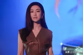 36岁朱珠剧外真洋气，穿皮衣皮裤变车模，166腿比引擎盖还高图片