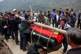 农村出殡习俗中，为何抬棺不能落地？图片