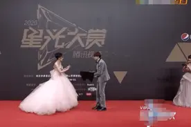杨幂粉色蓬裙走红毯，冷到摆手拒绝签名，身材纤细手臂拜拜肉明显图片