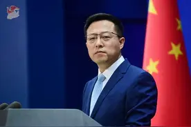 美国白人警察用脚猛击一名双手被铐住的非洲裔流浪汉的面部，外交部回应图片