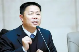 养猪大王侯建芳，给猪搬家，连饲料都买不起，还扔5亿给儿子玩图片