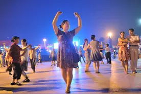 只因太沉迷于“广场舞”，50岁大妈差点毁掉自己的婚姻，我惊了图片