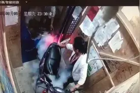 “死神”来了！南宁一女子推进电梯里的电动车突然冒烟起火！图片