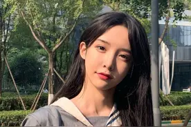 艾比真是豁出去了，穿20cm短裙秀“铅笔腰”，女生看了都惭愧图片