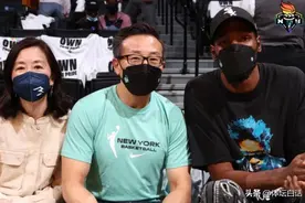 57岁蔡崇信身家700亿，杜兰特坐身边成小弟，60岁妻子仍韵味十足图片