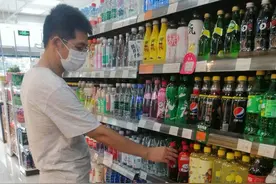 品牌连锁超市买到过期饮料，男子直呼不敢相信图片