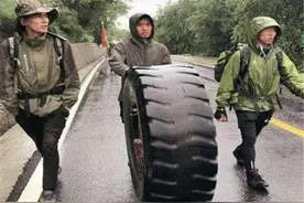 为何有人在川藏线上滚轮胎？本地人：滚半个月，100万就赚到手图片