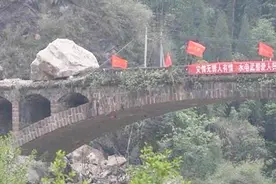 专家拆除四川一老桥，用了760斤炸药仍屹立不倒，专家陷入了沉思视频封面