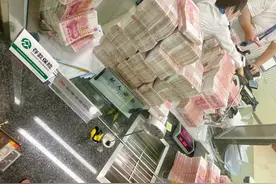 最新！上海银行调取监控，回应“大V怒提500万元现金！”图片