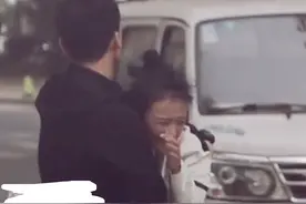 马思纯亲密戏花絮曝光！不顾形象踢白敬亭屁股，两人私下关系匪浅图片