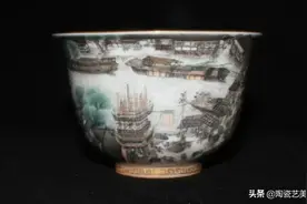 瓷上“核舟记”/她竟然在这么小的杯子上画了一副清明上河图图片