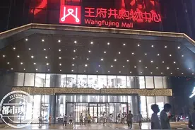 没戴口罩的外卖小哥，在南昌王府井商场被拦，进去一看工作人员也没戴图片