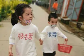 王栎鑫老婆晒带娃出游照，姐弟穿同款戴mini口罩超可爱图片
