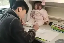 哥哥做作业把妹妹当“吉祥物”，网友趣评：妹妹为这个家付出太多图片