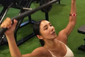 中年≠油腻！39岁美女坚持重训10年，保持肌肉含量，延缓衰老图片