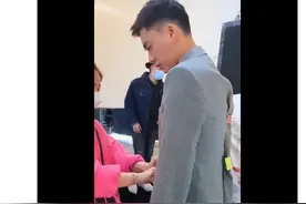 李易峰工作室晒视频，曝光写真拍摄幕后，西装夹满夹子图片