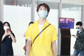 马天宇街拍：透视工装衬衫紧身牛仔裤 Converse麂皮球鞋帅气清新图片