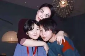 李亚鹏一家温馨聚会，与李嫣窦靖童亲密热聊，未见小18岁女友身影图片