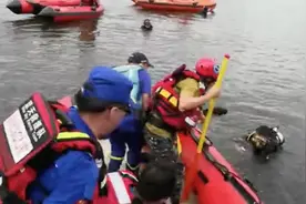 追光｜贵州安顺公交坠湖 潜水员：“水下能见度低，对救援造成一定影响”图片